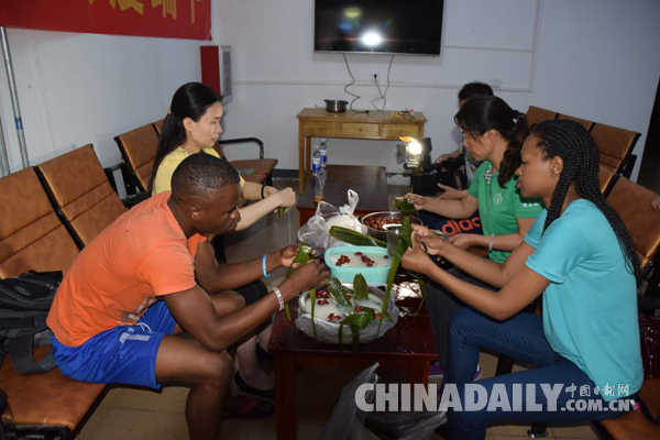 石家莊鐵道大學(xué)留學(xué)生歡度端午 感受中國(guó)傳統(tǒng)文化