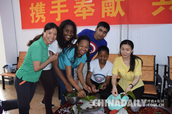 石家莊鐵道大學留學生歡度端午 感受中國傳統文化