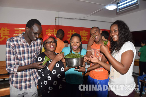 石家莊鐵道大學(xué)留學(xué)生歡度端午 感受中國傳統(tǒng)文化