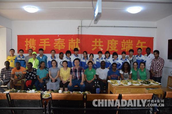 石家莊鐵道大學留學生歡度端午 感受中國傳統文化