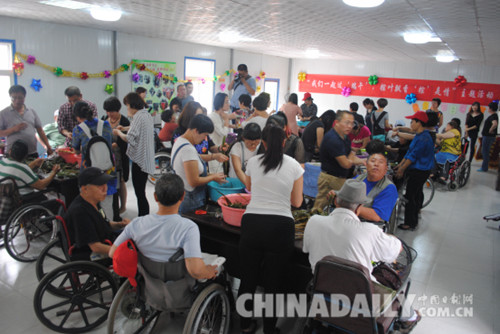 唐山:志愿者與村民過“端午” 粽葉飄香“粽”是情