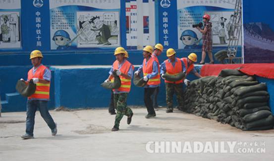 石家莊地鐵開展“防汛應急暨突發事故綜合應急預案”演練