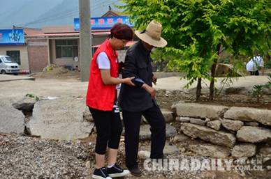 火紅七月 愛心人士自發慰問淶源縣老黨員