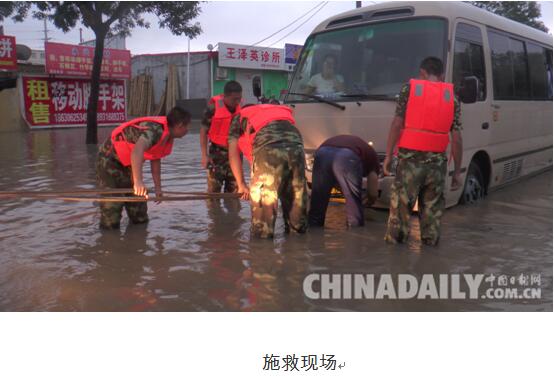 河北廊坊21人被困雨中巴士消防成功施救