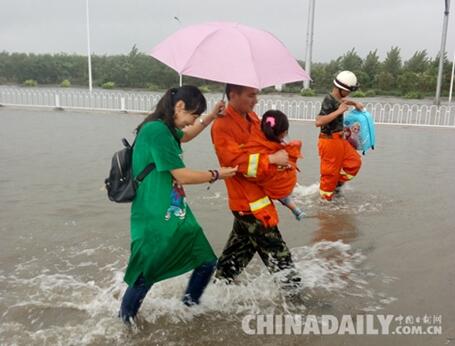 暴雨圍城香港籍兒童被困雨中 保定消防打通生命通道