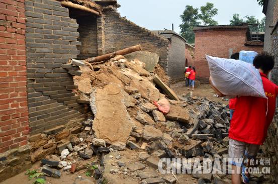 石家莊:志愿者齊心協力共抗洪災