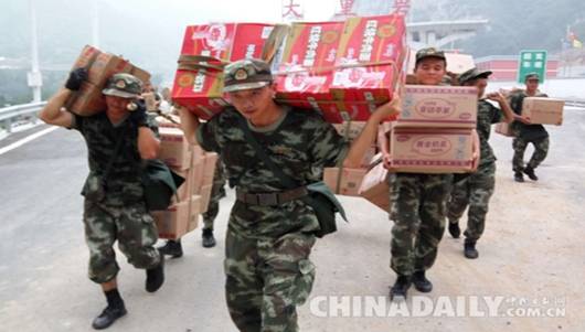 穿迷彩的“挑山工”:徒步80里挺近“孤島村”送去救援物資