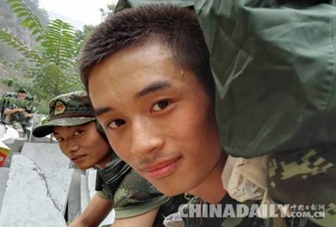 穿迷彩的“挑山工”:徒步80里挺近“孤島村”送去救援物資