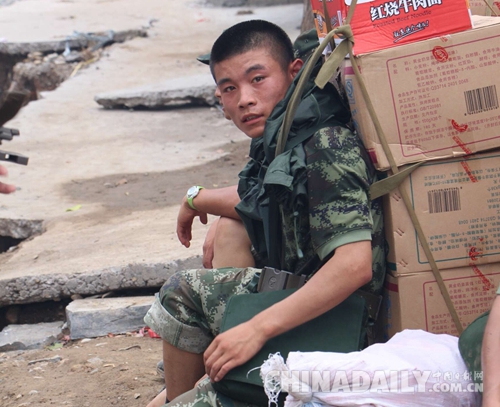 穿迷彩的“挑山工”:徒步80里挺近“孤島村”送去救援物資