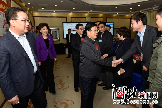 趙克志張慶偉看望參加全國兩會報道的新聞工作者