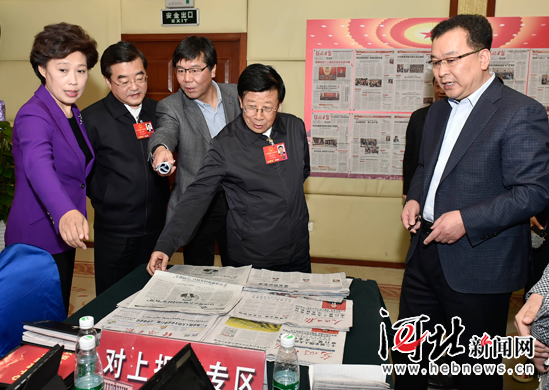 趙克志張慶偉看望參加全國兩會報道的新聞工作者