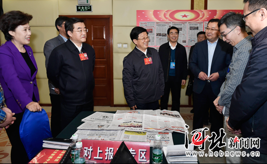 趙克志張慶偉看望參加全國兩會報道的新聞工作者