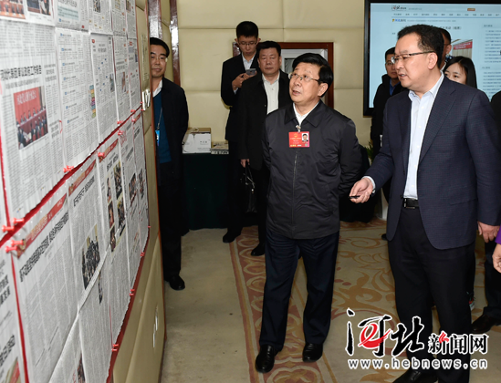 趙克志張慶偉看望參加全國兩會報道的新聞工作者