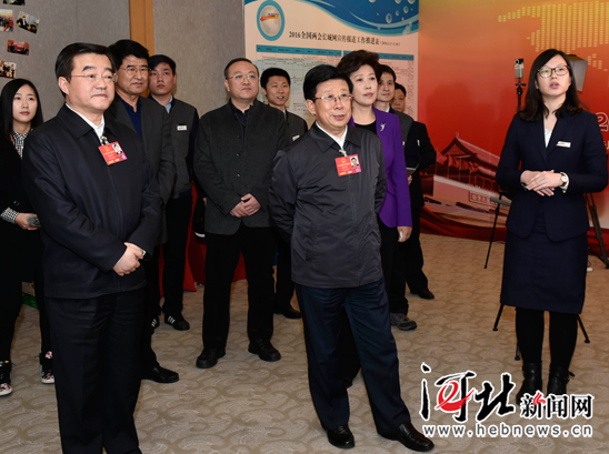 趙克志張慶偉看望參加全國兩會報道的新聞工作者