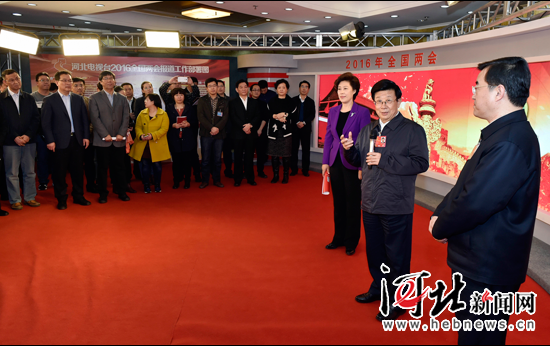 趙克志張慶偉看望參加全國兩會報道的新聞工作者