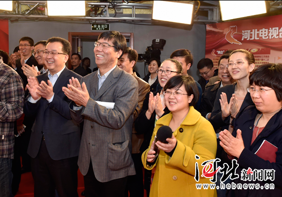 趙克志張慶偉看望參加全國兩會報道的新聞工作者