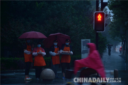 河北廊坊:大雨之下的免費粥 溫暖一座城