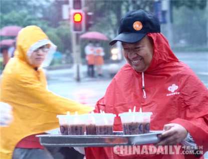 河北廊坊:大雨之下的免費粥 溫暖一座城