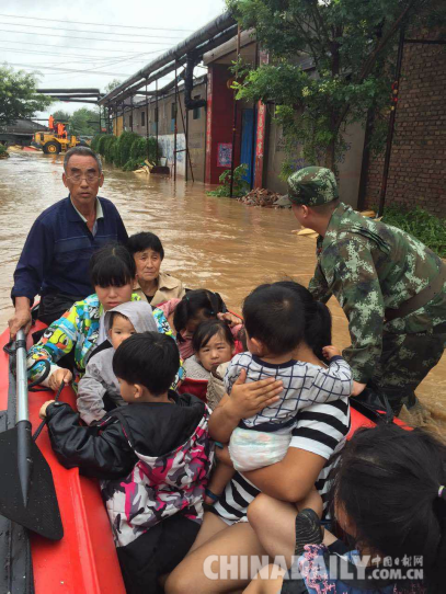 河北邢臺官兵暴雨中奮戰10余小時 轉移受災群眾2000余人