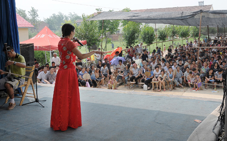 夏邑縣開(kāi)展舞臺(tái)藝術(shù)送農(nóng)民活動(dòng)