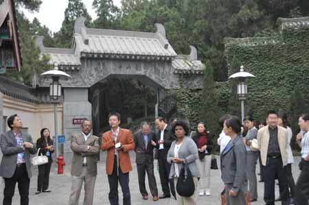 七國駐華使節考察世界文化遺產--洛陽龍門石窟