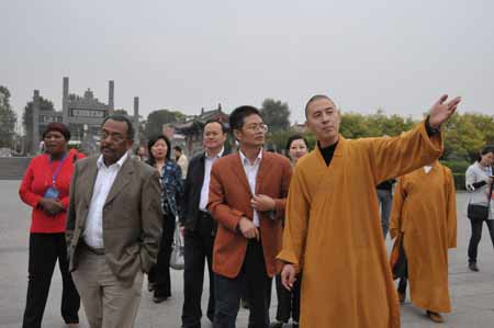 七國駐華使節考察世界文化遺產--洛陽龍門石窟