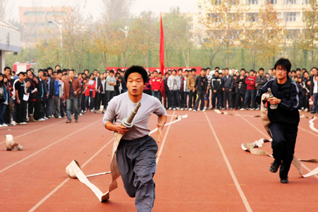 消防演練走進校園 中原工學院學生體驗避險自救