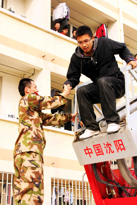 消防演練走進校園 中原工學院學生體驗避險自救