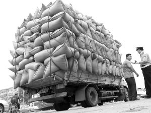 專家稱我國(guó)大貨車普遍超載 路橋費(fèi)等系背后推手