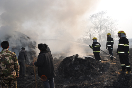 小孩放鞭炮引燃秸稈 洛陽消防奮戰三小時滅大火