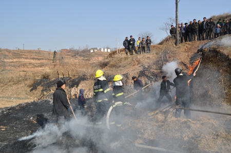 小孩放鞭炮引燃秸稈 洛陽消防奮戰三小時滅大火