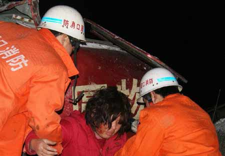 物流車攔腰撞上油罐車 兩人被困車內