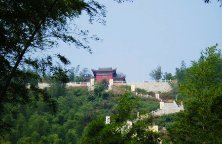 固始：西九華山景區迎來清明旅游小高峰