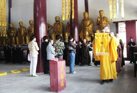 固始：西九華山景區迎來清明旅游小高峰