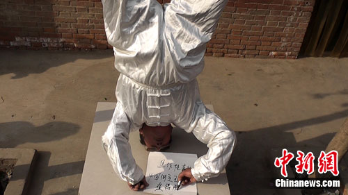 河南66歲老人倒立寫字喝酒遠近聞名