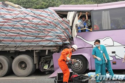 京珠高速河南新鄭段發生車禍造成2死4傷