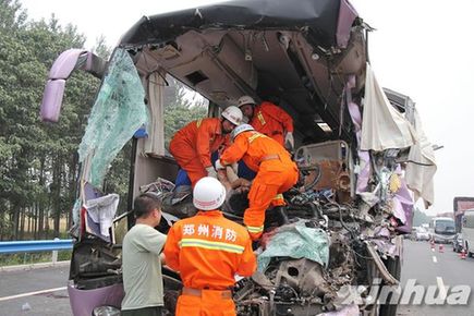 京珠高速河南新鄭段發生車禍造成2死4傷