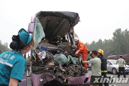 京珠高速河南新鄭段發生車禍造成2死4傷