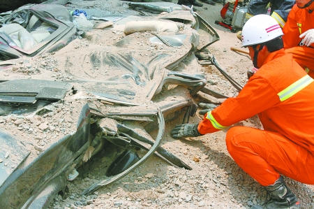 轎車被大貨車壓成了“鐵餅”