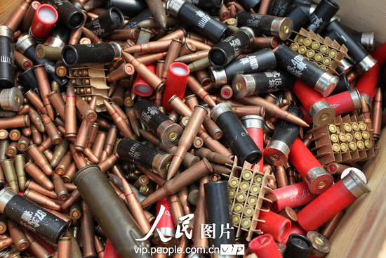 河南許昌警方集中銷毀雷管手榴彈（圖）