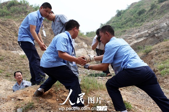 河南許昌警方集中銷毀雷管手榴彈（圖）