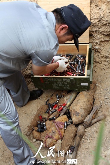 河南許昌警方集中銷毀雷管手榴彈（圖）