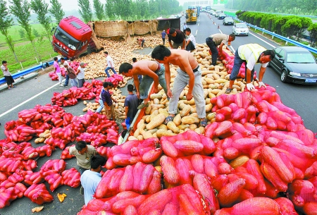 瓜車撞上高速救援車 32噸南瓜阻京港澳高速5小時