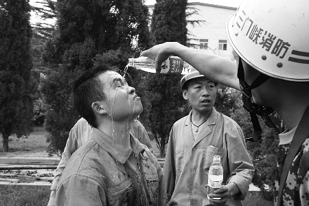 三門峽中原黃金冶煉廠發(fā)生大火 8名消防官兵受傷