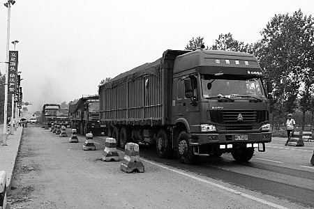 數百超載車扎堆闖崗311國道堵塞2個多小時