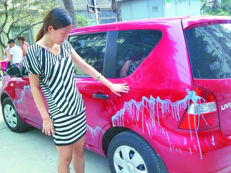 1個(gè)月內(nèi)車3次遭毀容 車主:不知道招誰惹誰了