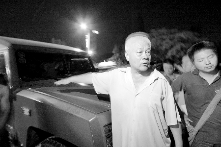 鄭州街頭越野車撞人后調頭逃逸 圍觀老人舍身攔截