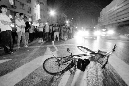 鄭州街頭越野車撞人后調頭逃逸 圍觀老人舍身攔截