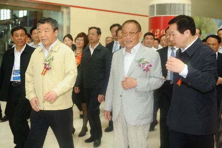 又是一年茶盛會(huì)　新縣茶香醉遠(yuǎn)客