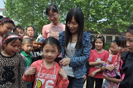 愛心“媽媽”留守娃